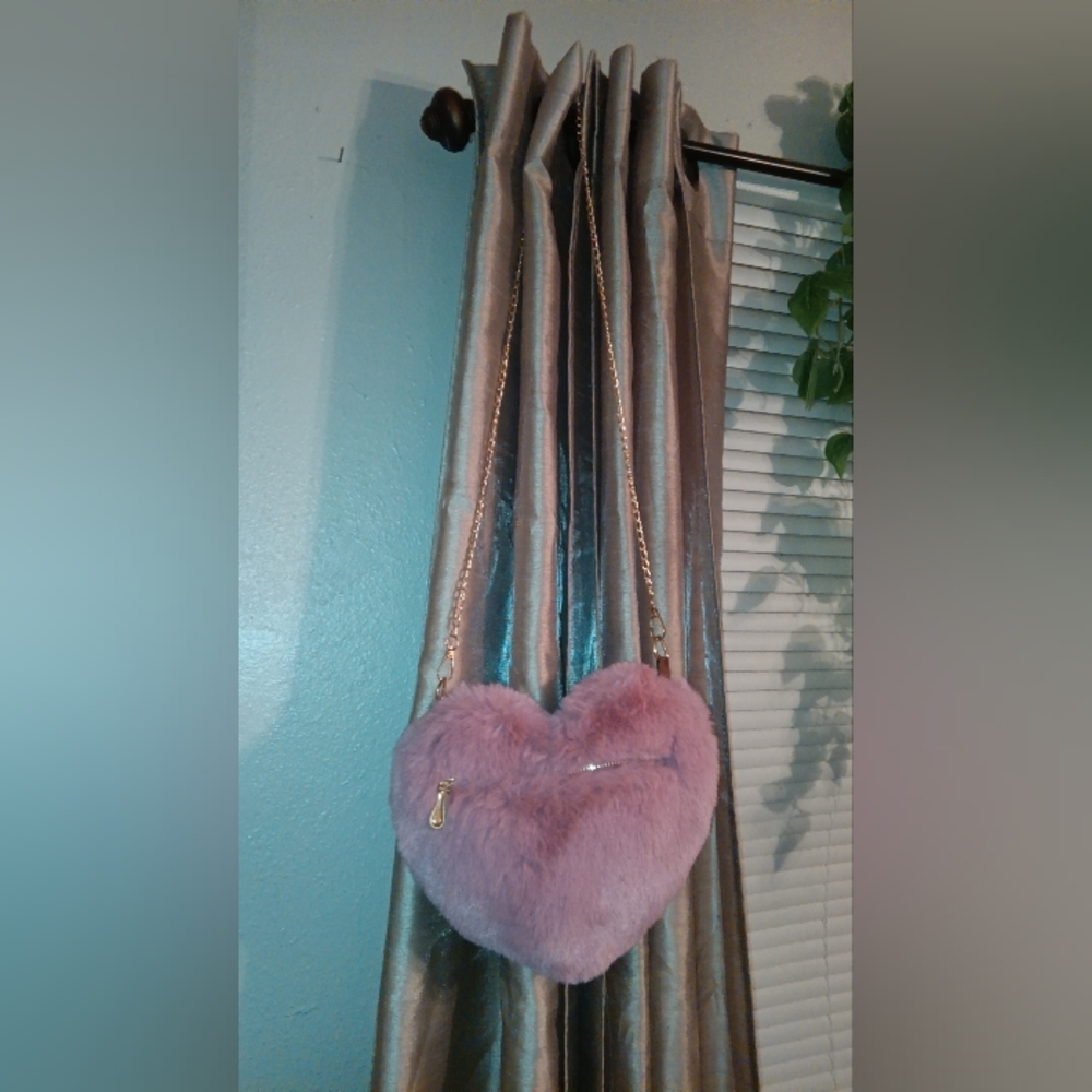 Chic Heart-Shaped Pink Fur Crossbody Bag